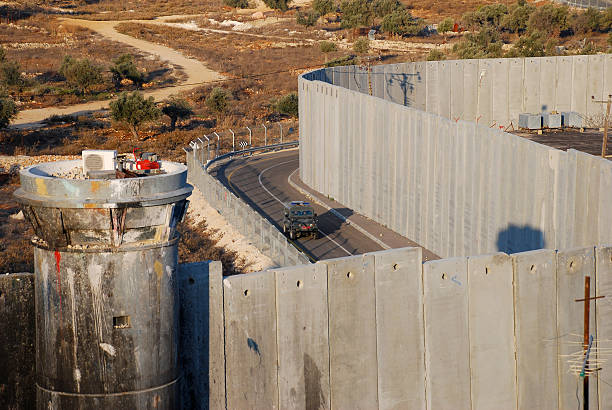 barreira de segurança israelitas e a polícia de fronteira de jipe - muro da cisjordânia fotos - fotografias e filmes do acervo