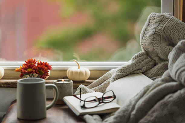 un accogliente angolo lettura in autunno con una coperta e un caffè - bedroom accessories foto e immagini stock