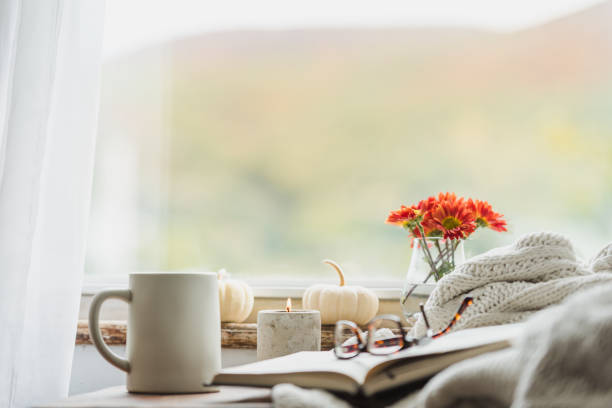 毛布とコーヒーで秋に居心地の良い読書ヌック - autumn pumpkin flower food ストックフォトと画像