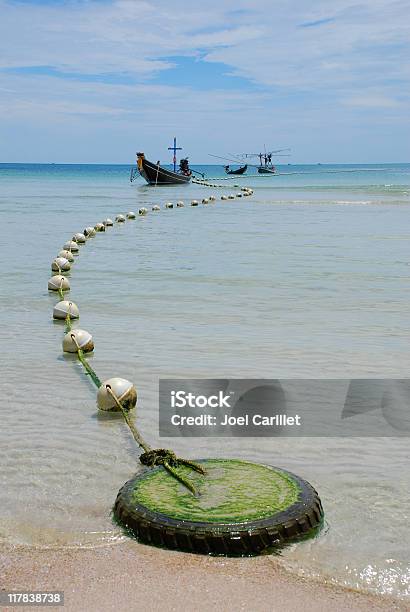 Plaża I Longtail Łodzi Na Phangan Tajlandia - zdjęcia stockowe i więcej obrazów Bez ludzi - Bez ludzi, Bezchmurne niebo, Brzeg wody