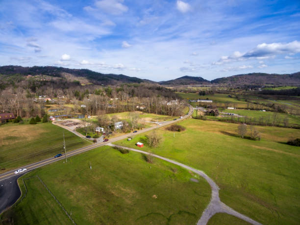 vista aerea città di townsend in tennessee accanto alle smoky mountains - backwoods foto e immagini stock