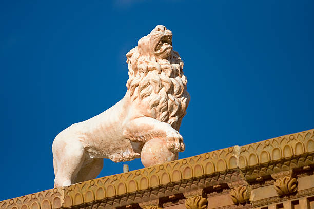 istock Lion Statue On The Wall 117839060