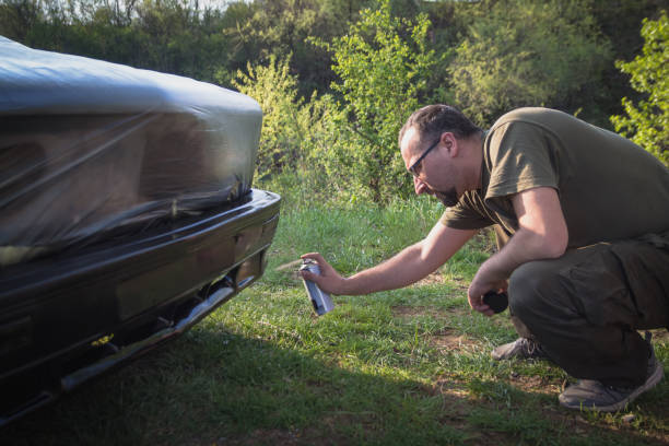 jeune peintre d'homme avec l'aérographe peignant un corps de voiture - bumper stickers photos et images de collection