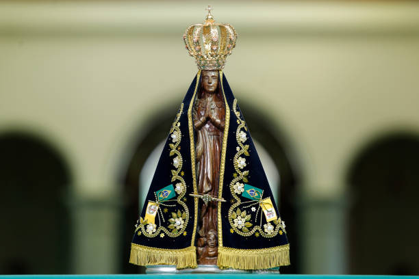 imagen de nuestra señora de aparecida - estatua de la imagen de nuestra señora de aparecida - our lady fotografías e imágenes de stock