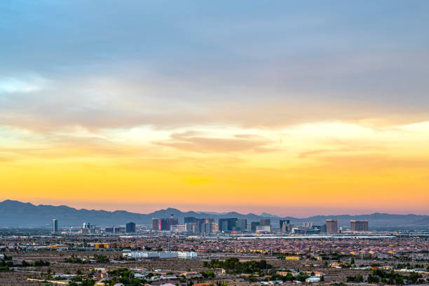 panorama della valle di las vegas al crepuscolo - citycenter foto e immagini stock