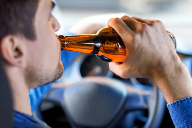 motorista de homem bêbado dirige um carro - drunk driving alcohol alcoholism car - fotografias e filmes do acervo