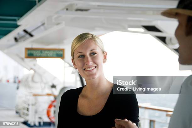 Photo libre de droit de Joli Couple Sur Un Bateau De Croisière banque d'images et plus d'images libres de droit de Adulte - Adulte, Amour, Ciel