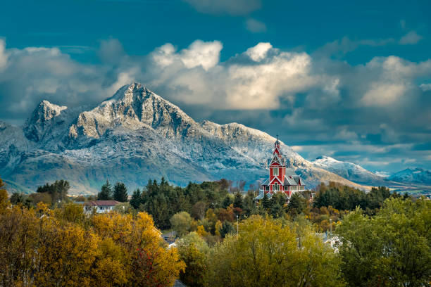 a igreja vermelha do stave na frente da neve cobriu montanhas - vestvagoy - fotografias e filmes do acervo