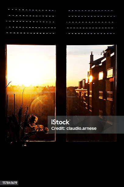 Chiuso Windows Con Orchidea Al Tramonto Immagine A Colori - Fotografie stock e altre immagini di Ambientazione interna