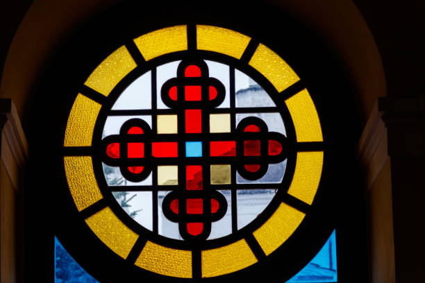 오래된 성당에서 십자가오래된 스테인드 글라스 창 - stained glass church indoors close up 뉴스 사진 이미지