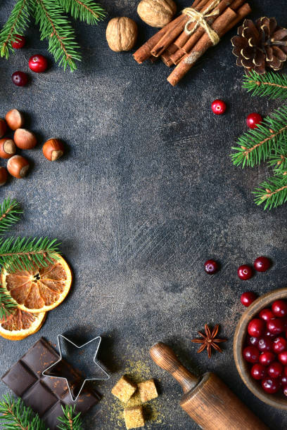 кулинарный фон с рождественскими зимними специями и ингредиентами для выпечки - dessert spice baking cooking стоковые фото и изображения