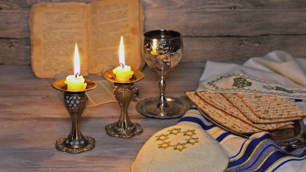 pesach eve passover symbols of great jewish holiday. traditional matzoh - passover imagens e fotografias de stock