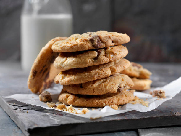 chocolate de leche, galletas de nuez de macadamia y leche - chocolate chip cookie cookie chocolate stack fotografías e imágenes de stock