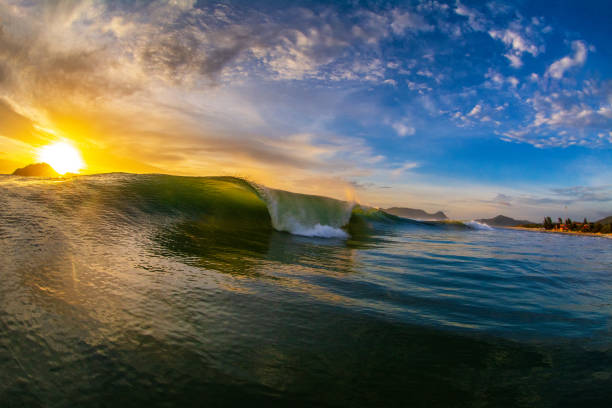 coup d'eau d'une vague se brisant dans le lever du soleil - campeche photos et images de collection