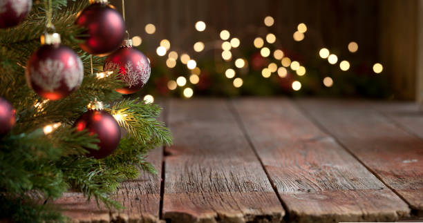 el árbol de navidad y las luces de fondo - christmas tree decorations indoors selective focus arrangement fotografías e imágenes de stock