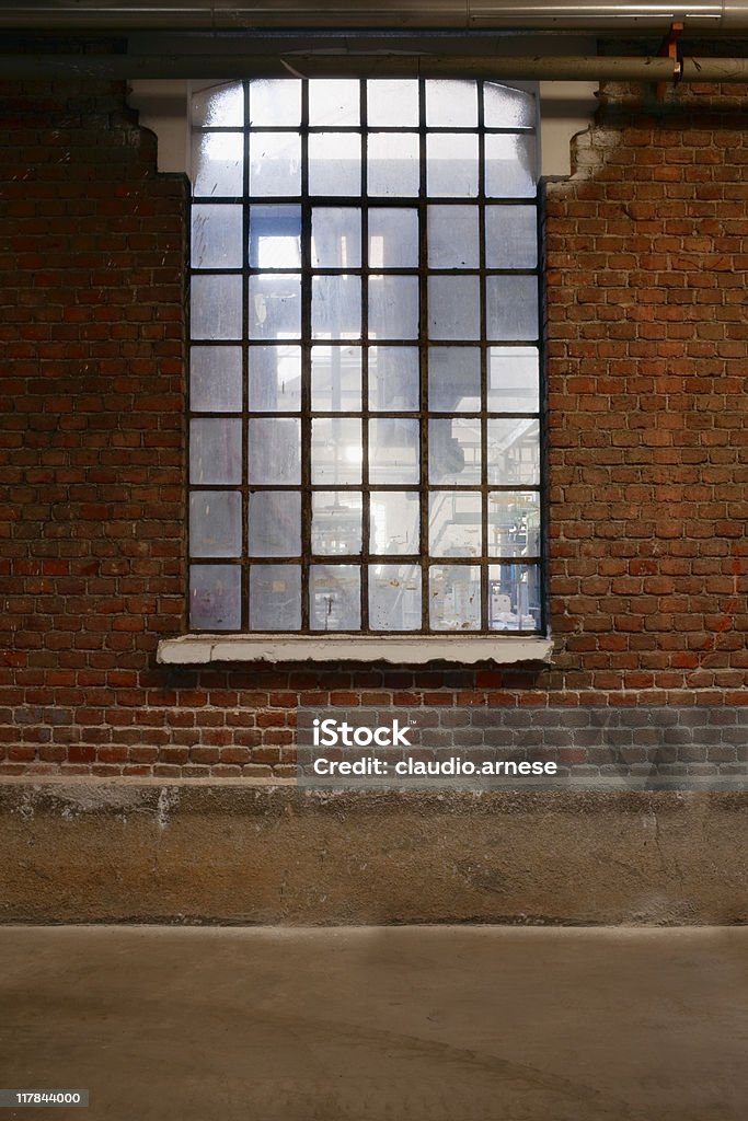 Vecchie finestre in abbandonato magazzino. Immagine a colori - Foto stock royalty-free di Fabbrica