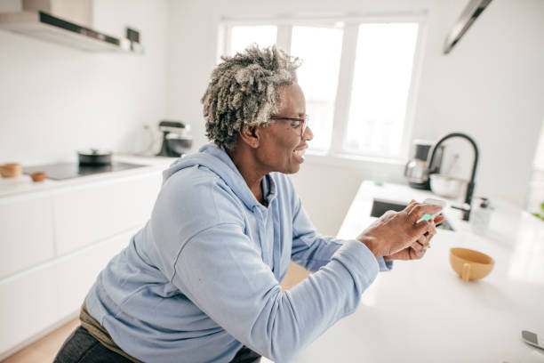 istock Senior women and setting up 1178445108
