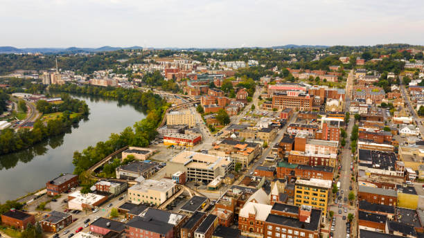 Perspectiva aérea sobre el centro de Riverfront Centro de la ciudad Morgantown West Virginia - foto de stock