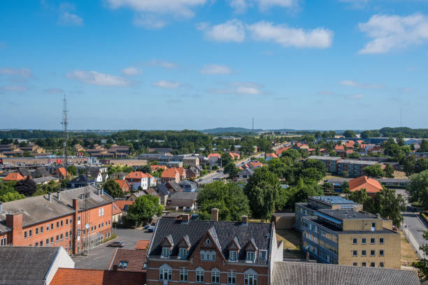 vista sobre a cidade de vordingborg em dinamarca - cloud house blue danish culture - fotografias e filmes do acervo