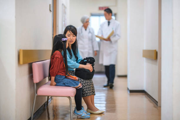 mère et descendant japonais s'asseyant dans le couloir d'hôpital - japan serious family senior adult photos et images de collection