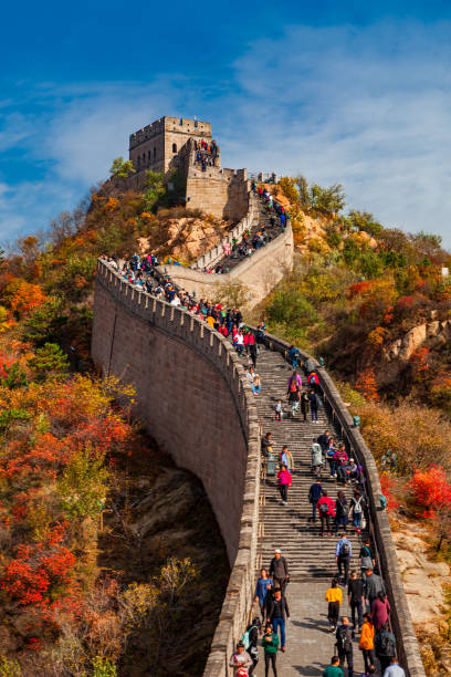 beijing, china-outubro 1, 2019: vista ascendente de um forte na grande parede de china nas montanhas em um dia desobstru�ído do outono - smog china beijing pollution - fotografias e filmes do acervo