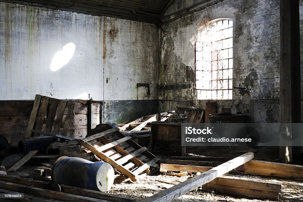 Industriale di vecchia condominio Immagine a colori - Foto stock royalty-free di Abbandonato