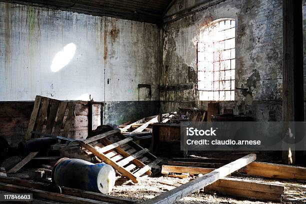 Industriale Di Vecchia Condominio Immagine A Colori - Fotografie stock e altre immagini di Abbandonato