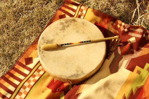 Un tambor y una baqueta nativos americanos photo