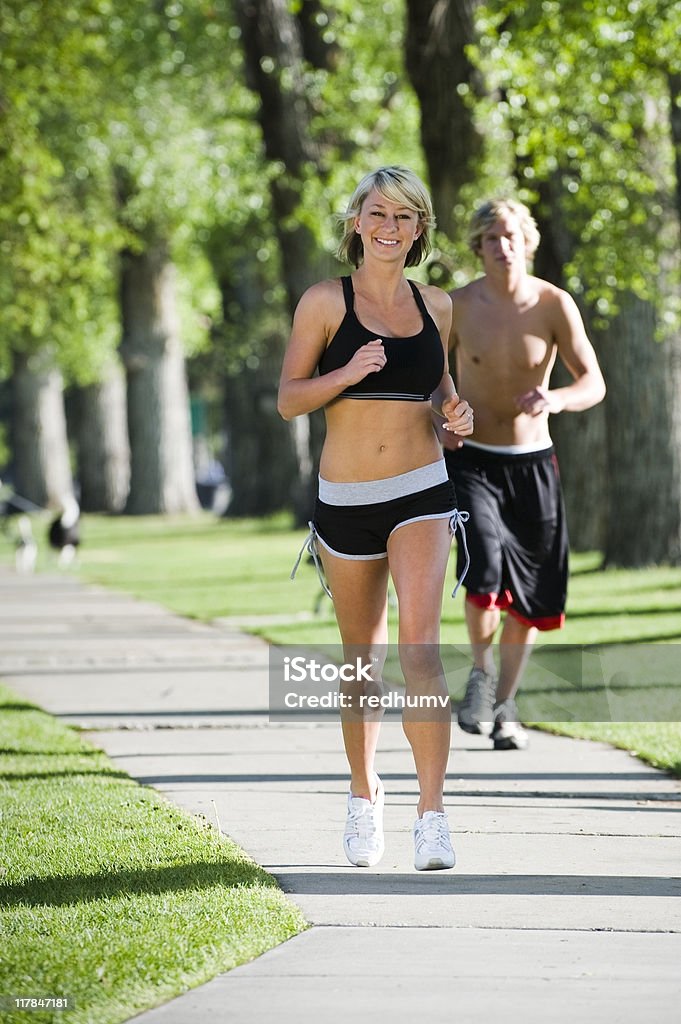 Jogging jeune femme et homme - Photo de Adulte libre de droits