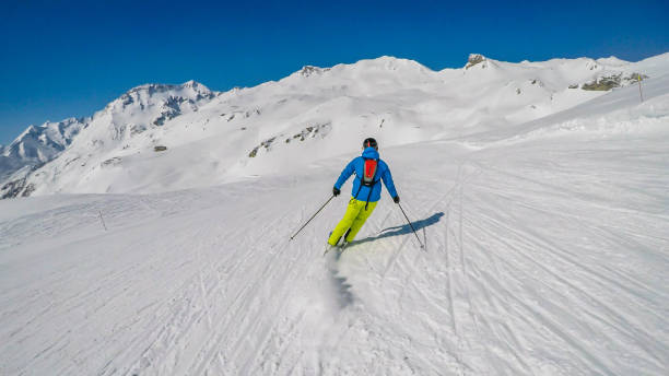 heiligenblut - a skier going down a perfectly roomed slope - ski resort winter sport apres ski ski slope imagens e fotografias de stock