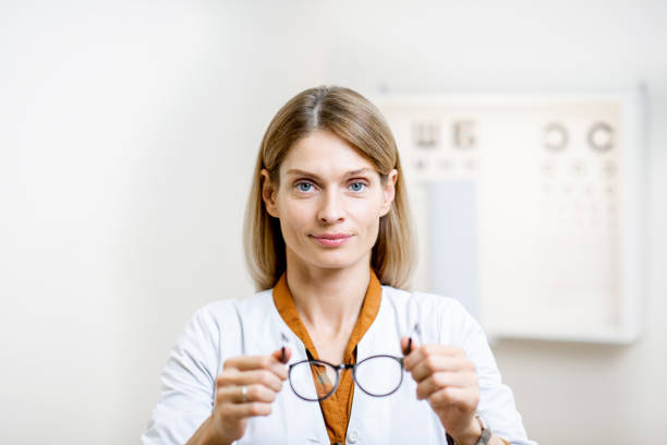 istock Ophthalmologist offering eyeglasses 1178493325