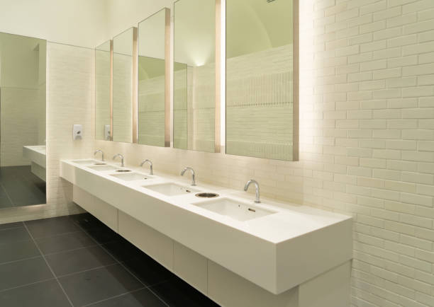 fila de lavabo de cerámica de mármol moderno blanco en aseo público, baño en restaurante u hotel u centro comercial, diseño de decoración de interiores - bathroom contemporary sink faucet fotografías e imágenes de stock