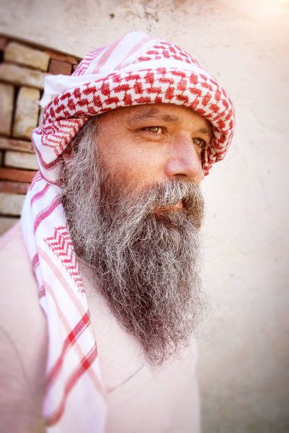 retrato árabe tradicional do homem - headscarf islam senior adult east - fotografias e filmes do acervo