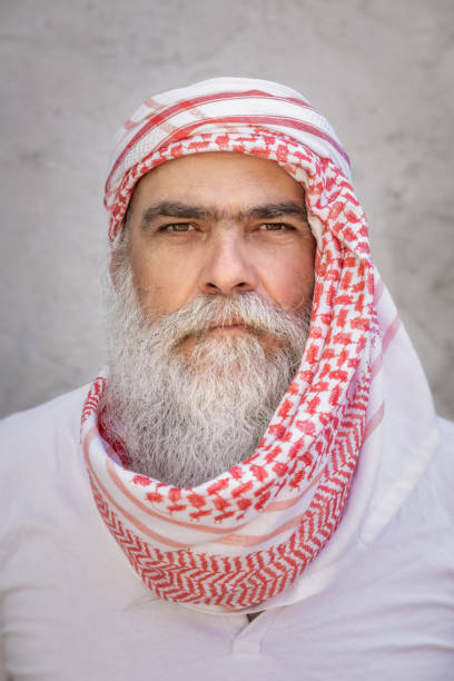 retrato árabe tradicional do homem - headscarf islam senior adult east - fotografias e filmes do acervo