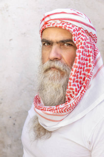 traditional arab man portrait - headscarf islam senior adult east imagens e fotografias de stock