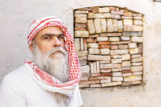 traditional arab man portrait - headscarf islam senior adult east imagens e fotografias de stock