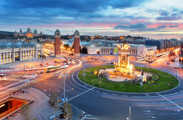 barcelone - espana square at night, espagne - mnac photos et images de collection