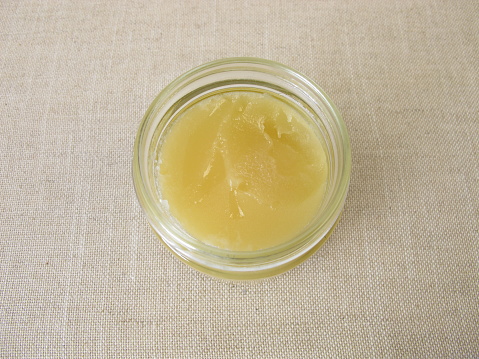 A jar of with light yellow linden flowers honey - Ein Glas Honig mit hellgelber Lindenblütenhonig