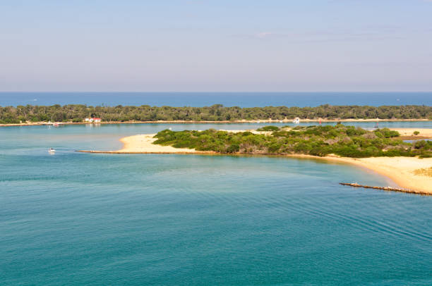 istock Secluded beach - Lakes Entrance 1178511923