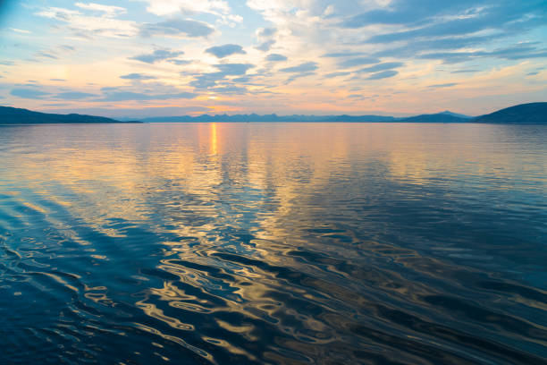 mitternachtssonne über fjord - magic hour stock-fotos und bilder