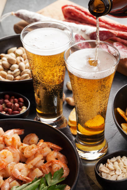 birra alla spina e snack - beer nuts immagine foto e immagini stock