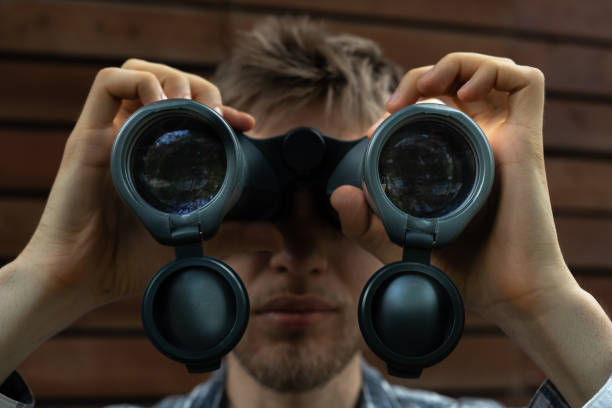 双眼鏡を持って、道を探す観光客をクローズアップ, マクロレンズビュー - binoculars searching the way forward business ストックフォトと画像