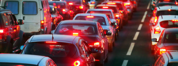 evening, panoramic view, city traffic jams, street road. standing in a row cars, rear view, red stop lights. dividing strip - highway street road speed imagens e fotografias de stock