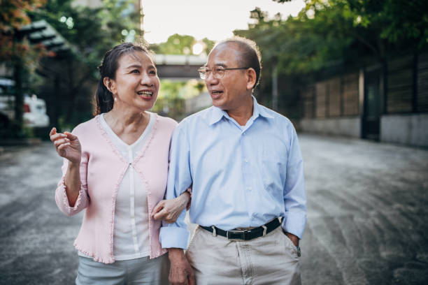 couples asiatiques principaux prenant une promenade - active seniors enjoyment driveway vitality photos et images de collection