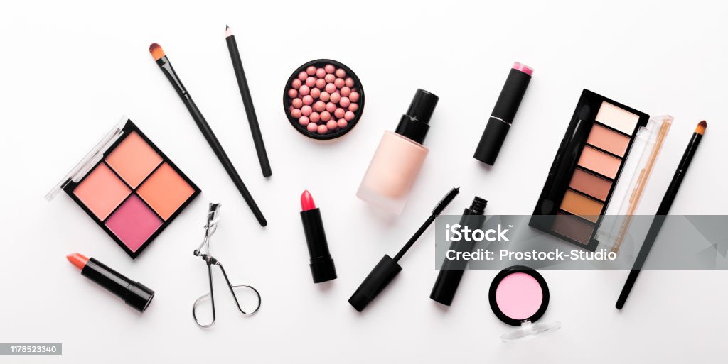 Surtido De Cosméticos De Lujo Para El Maquillaje Diario En Blanco Foto de  stock y más banco de imágenes de Maquillaje - iStock
