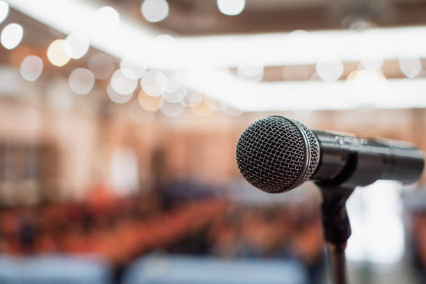 microphones pour la parole ou parler dans la salle de conférence de séminaire, parlant pour la conférence à l'université d'audience, salle de convention de lumière d'événement contexte. concept de présentation de conférence d'affaires - discours liminaire photos et images de collection