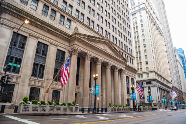 vista lateral del banco de la reserva federal de chicago, en la calle lasalle, chicago, illinois, ee. uu. - cadillac la salle fotografías e imágenes de stock