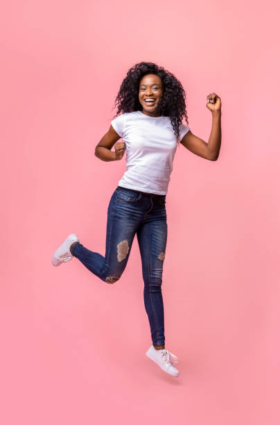 uśmiechnięta afro dziewczyna robi fitness w powietrzu - jumping women running vitality zdjęcia i obrazy z banku zdjęć