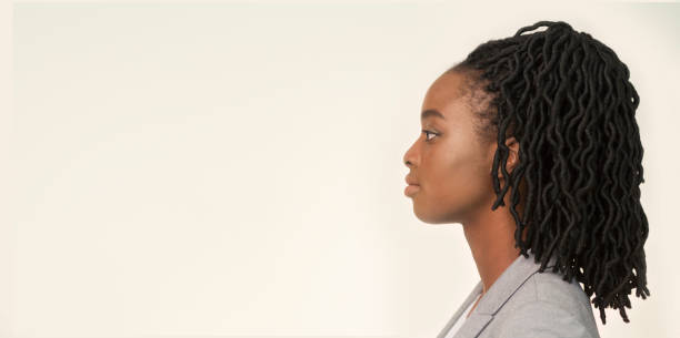 深刻なビジネスウーマンのプロフィール肖像画, スタジオショット, パノラマ - women african descent serious human face ストックフォトと画像