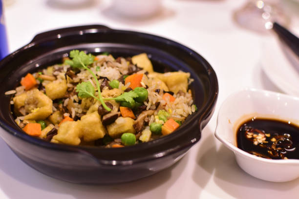 un plato de arroz con verduras y salsa de soja - brown rice cooked rice steamed fotografías e imágenes de stock